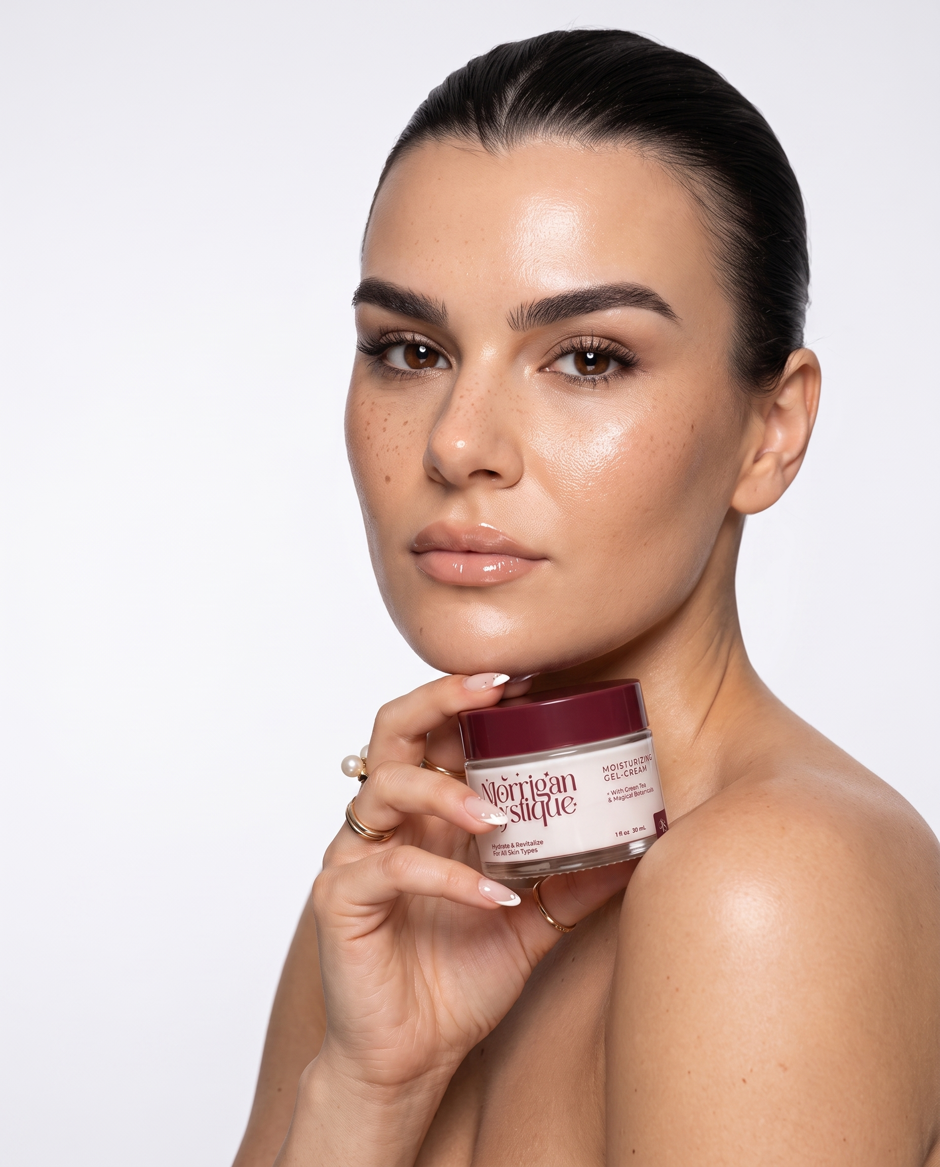 Modèle présentant la crème Morrigan Mystique